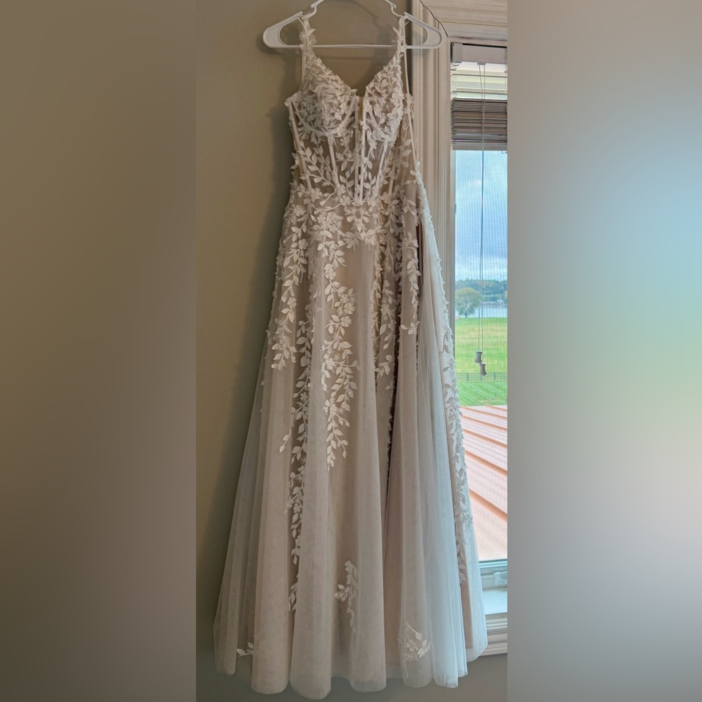 Ivory/Mocha Floral Lace Wedding Gown